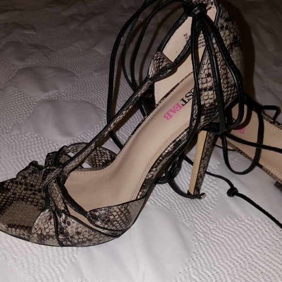 Heels - Picture 3 of 3